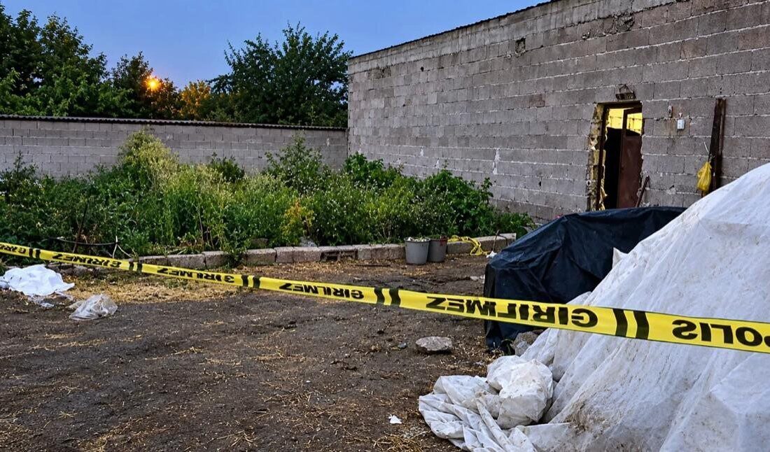 Nevşehir’in Derinkuyu ilçesinde bir kadın, ahırda süt sağma makinesiyle inek
