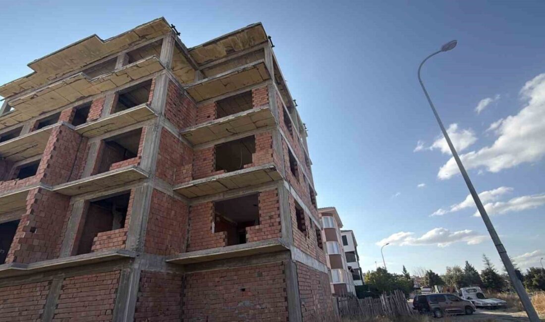 Eskişehir’in Odunpazarı ilçesinde, henüz bilinmeyen bir sebep yüzünden 4 katlı