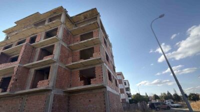 Eskişehir’in Odunpazarı ilçesinde, henüz bilinmeyen bir sebep yüzünden 4 katlı
