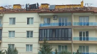 Karapınar ilçesindeki 4 katlı bir apartmanın çatısında yapılan yenileme çalışmalarında