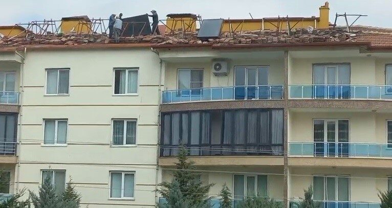 Karapınar ilçesindeki 4 katlı bir apartmanın çatısında yapılan yenileme çalışmalarında