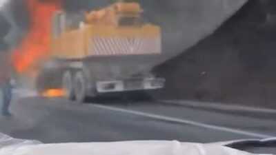 Bursa’da seyir halinde olan bir iş makinesi aniden alev aldı