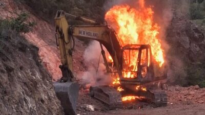 Erzurum’un Olur ilçesinde bir yol çalışmasında kullanılan iş makinesi aniden
