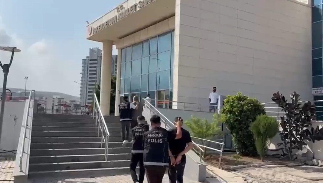 Hatay’ın İskenderun ve Dörtyol ilçelerinde gerçekleştirilen uyuşturucu operasyonunda 2 ikamet