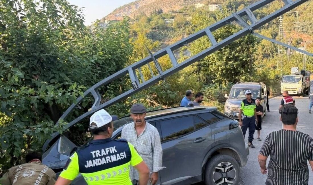 İskenderun ilçesinde meydana gelen trafik kazasında, sürücüsünün direksiyon hakimiyetini kaybetmesi