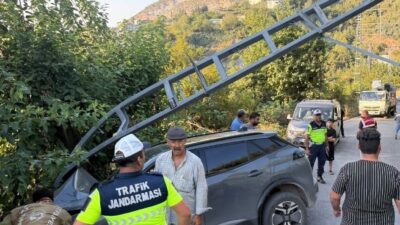İskenderun ilçesinde meydana gelen trafik kazasında, sürücüsünün direksiyon hakimiyetini kaybetmesi