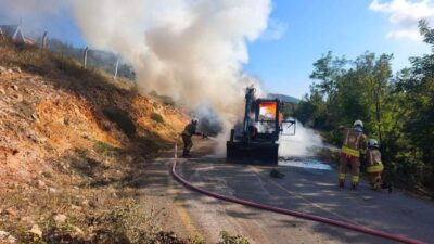 İskenderun ilçesine bağlı Sakıt Mahallesi’nde seyir halindeki bir iş makinesi