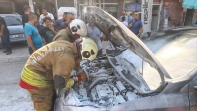 Hatay’ın İskenderun ilçesine bağlı Muradiye Mahallesi’nde seyir halindeki bir otomobilin