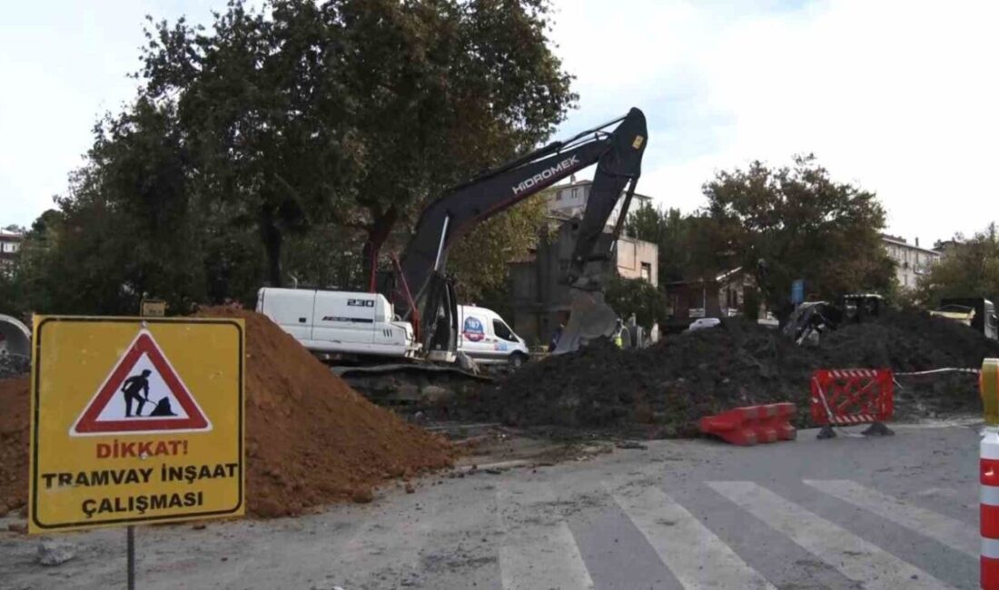 İSKİ ekipleri, İstanbul Eyüpsultan’da alt yapı çalışması yaparken ana arterdeki