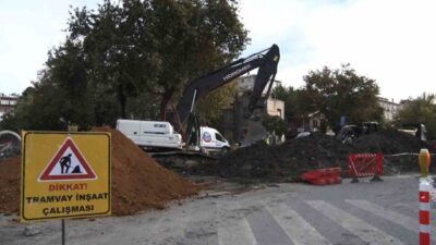 İSKİ ekipleri, İstanbul Eyüpsultan’da alt yapı çalışması yaparken ana arterdeki