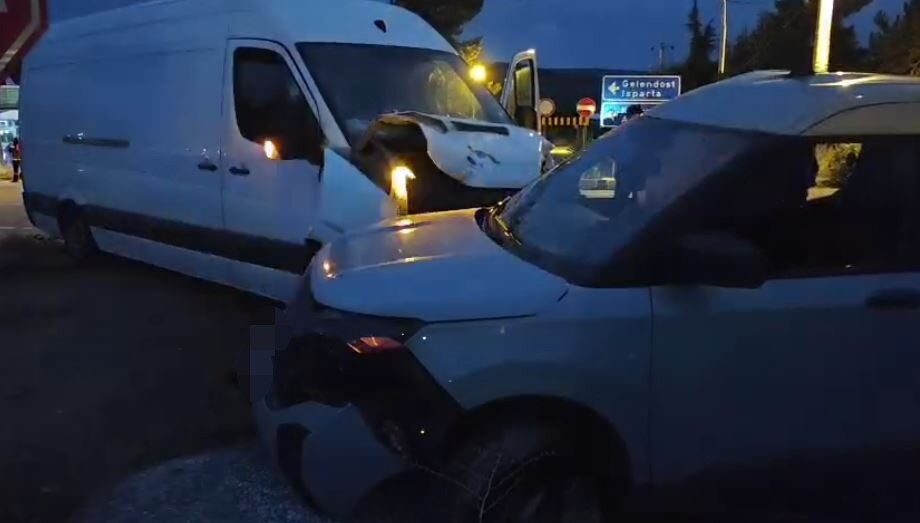 Yalvaç ilçesinde ticari bir araçla hafif ticari aracın çarpışması sonucunda
