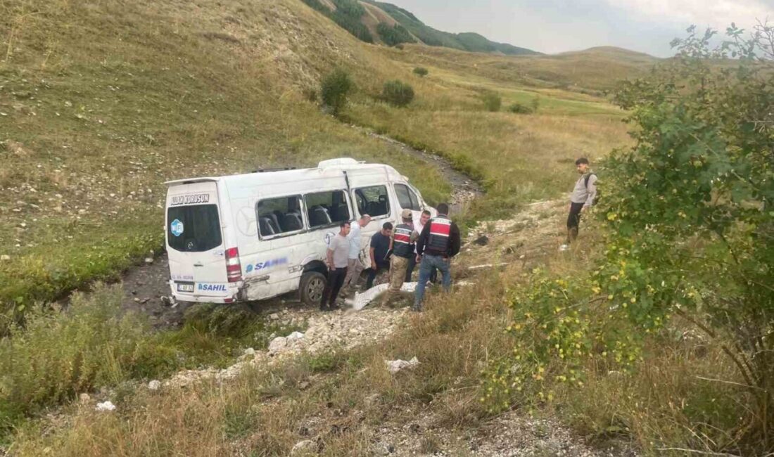 Erzurum’un İspir ilçesinde yolcu minibüsünün şarampole devrilmesi sonucu meydana gelen