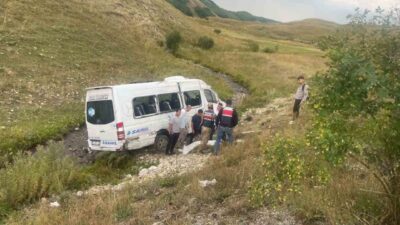 Erzurum’un İspir ilçesinde yolcu minibüsünün şarampole devrilmesi sonucu meydana gelen