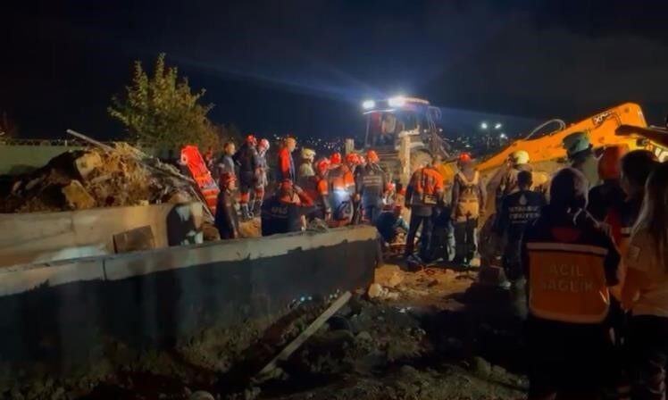 İstanbul Valiliği, Büyükçekmece’de bir inşaat alanında yaşanan toprak kayması sonucu