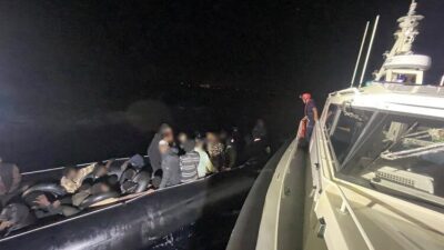 İzmir’in Menderes ve Çeşme ilçeleri açıklarında Sahil Güvenlik ekipleri tarafından