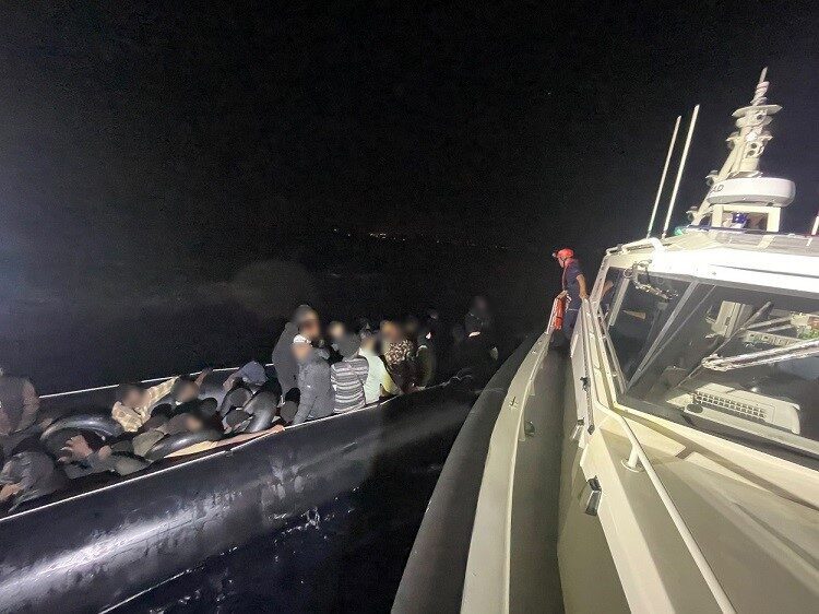 İzmir’in Menderes ve Çeşme ilçeleri açıklarında Sahil Güvenlik ekipleri tarafından
