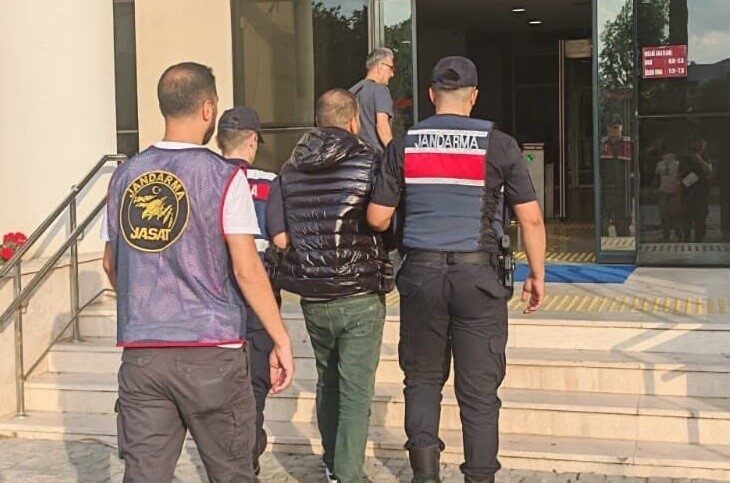 İzmir’in Selçuk ilçesinde jandarma ekipleri tarafından düzenlenen operasyonda, aralarında tefecilik