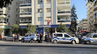 İzmir’de bir banka şubesinde soygun girişimi iddiası polisi alarma geçirdi.