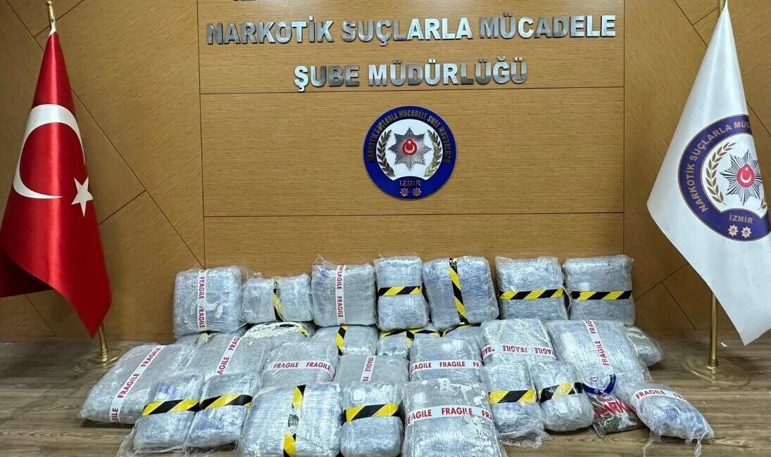 İzmir’in Karşıyaka ilçesinde polis ekipleri tarafından gerçekleştirilen uyuşturucu operasyonunda 80