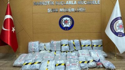İzmir’in Karşıyaka ilçesinde polis ekipleri tarafından gerçekleştirilen uyuşturucu operasyonunda 80