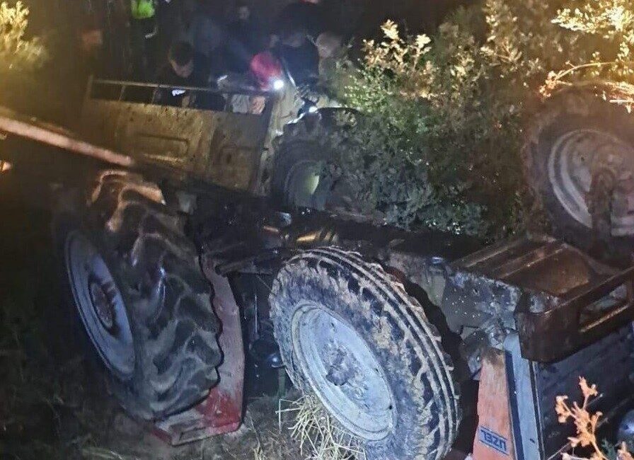 İzmir’e bağlı Kiraz ilçesinde meydana gelen trafik kazasında traktör kontrolden