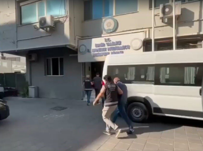 İzmir’de galericilik faaliyeti adı altında vatandaşları yüksek faizle borç para
