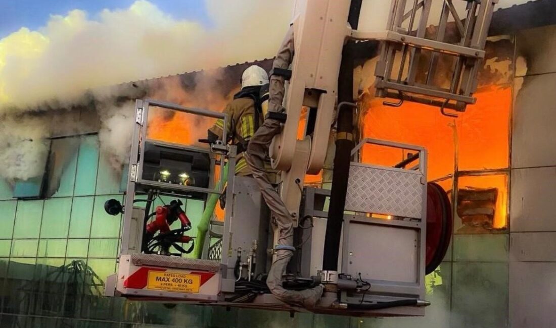 İzmir’in Gaziemir ilçesinde bir iş yerinde sabahın erken saatlerinde yangın