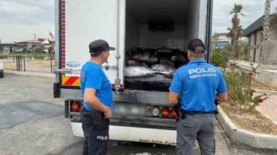İzmir’in Güzelbahçe ilçesinde deniz polisi tarafından durdurulan iki araçta, piyasa