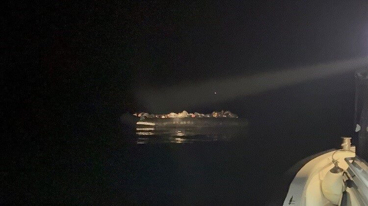 İzmir’in denizinde gerçekleştirilen operasyonlarda, 55 düzensiz göçmen ile yasa dışı
