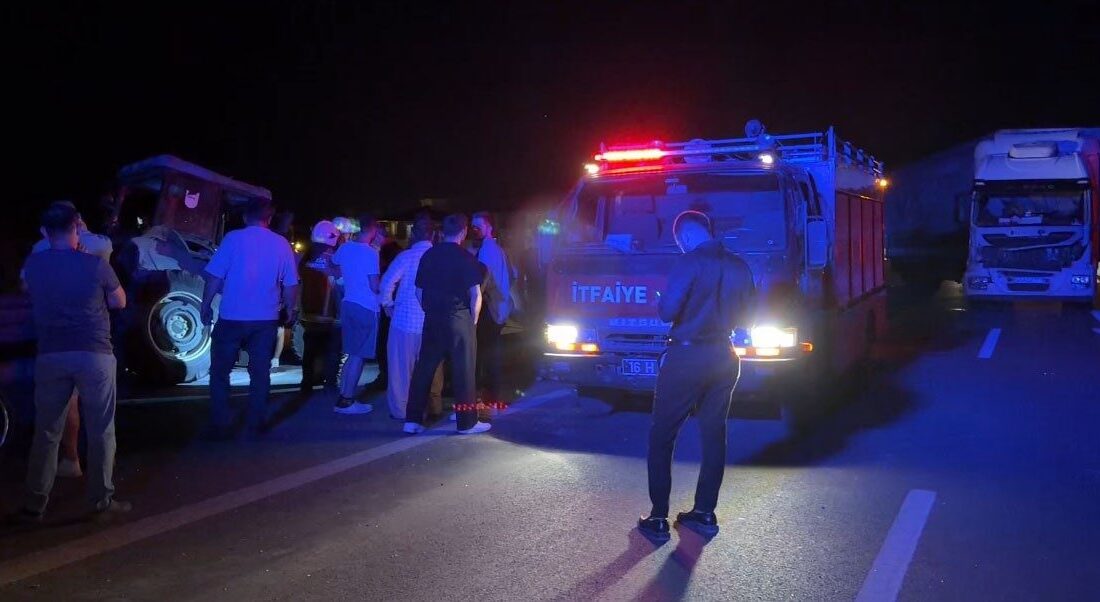 Bursa’nın İznik ilçesinde meydana gelen trafik kazasında, bir tırın traktöre