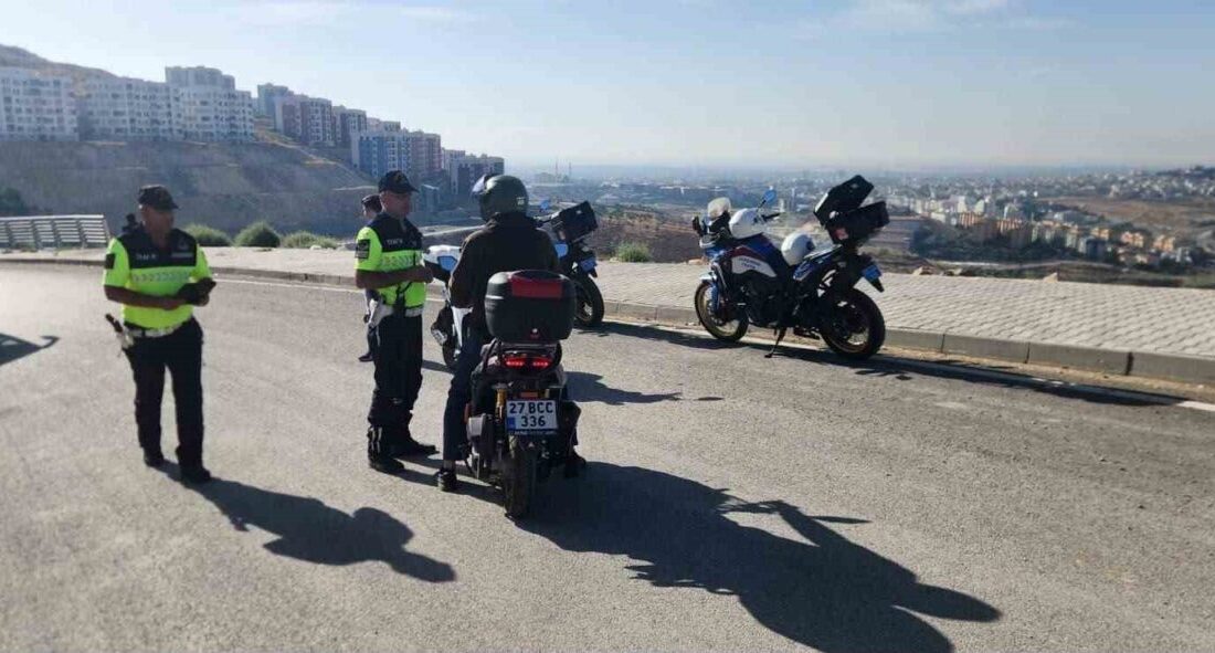 Kilis’te jandarma ekipleri, motosiklet sürücülerine yönelik trafik denetimlerinin yanı sıra