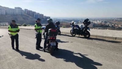 Kilis’te jandarma ekipleri, motosiklet sürücülerine yönelik trafik denetimlerinin yanı sıra