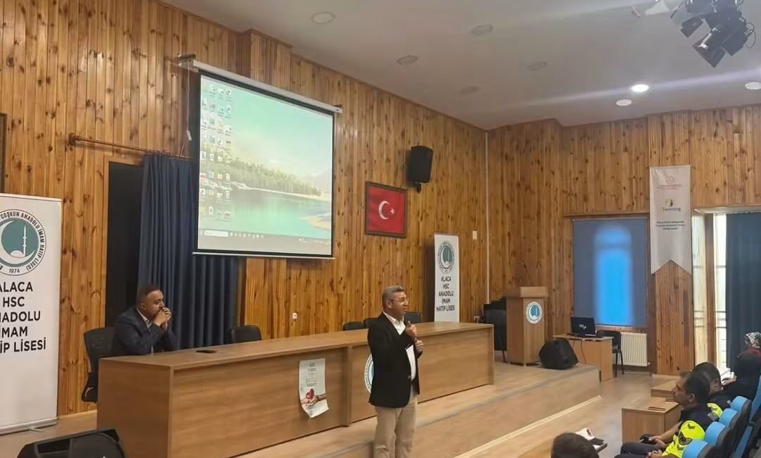 Alaca’da, jandarma ve polis ekipleri tarafından okul servisi şoförlerine trafik
