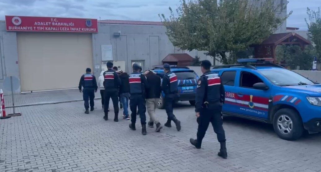 Balıkesir’de Jandarma ekipleri tarafından gerçekleştirilen asayiş uygulamalarında, kesinleşmiş hapis cezası