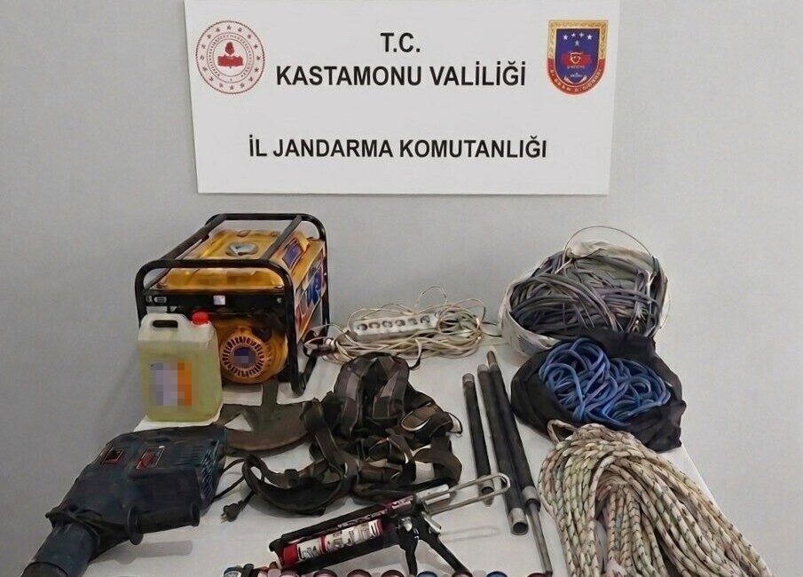 Kastamonu’nun Pınarbaşı ilçesinde define aramak amacıyla izinsiz kazı yapan 4