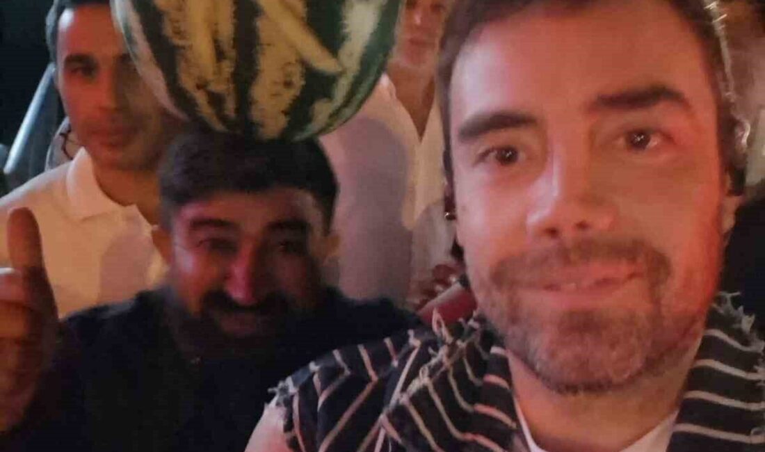 Eskişehir’de, kafasında karpuz taşımasıyla tanınan Mustafa Dönmez, AK Parti’nin düzenlediği