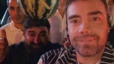 Eskişehir’de, kafasında karpuz taşımasıyla tanınan Mustafa Dönmez, AK Parti’nin düzenlediği