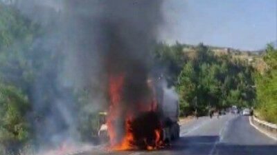 Kahramanmaraş’ta seyir halindeki bir kamyon alev alev yanarak kül oldu.