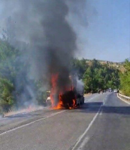 Kahramanmaraş’ta seyir halindeki bir kamyon alev alev yanarak kül oldu.
