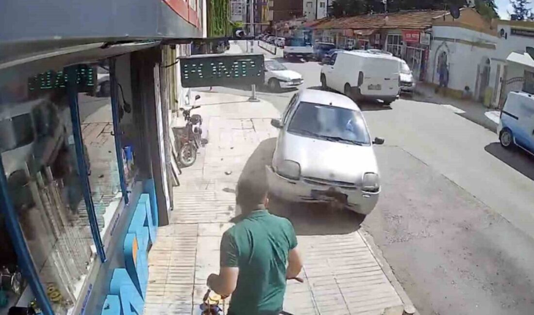 Çorum’da bir otomobil sürücüsü direksiyon hakimiyetini kaybederek kaldırımdaki demir dubalara