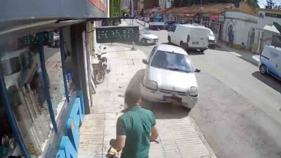 Çorum’da bir otomobil sürücüsü direksiyon hakimiyetini kaybederek kaldırımdaki demir dubalara