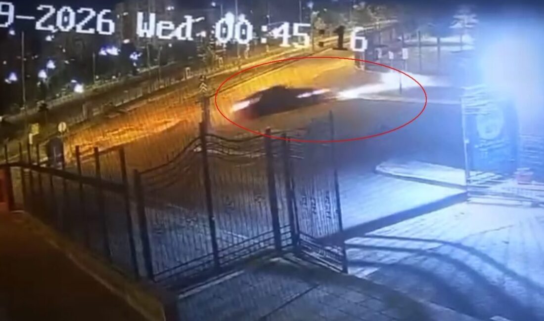 Melikgazi ilçesinde bir aracın kaldırıma çarptıktan sonra 1 metrelik duvarı