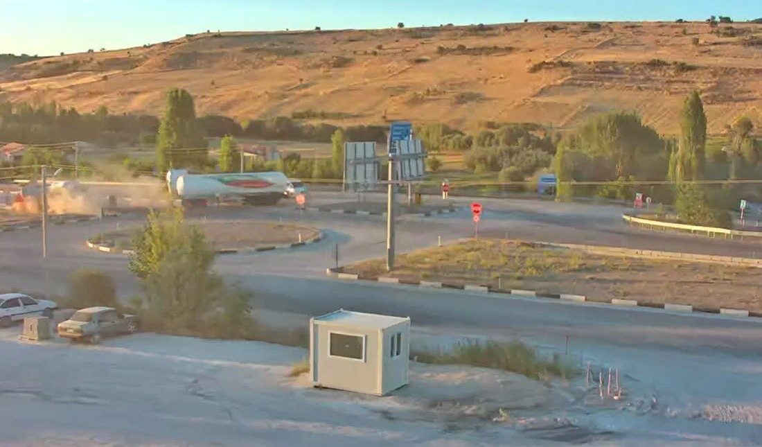 Isparta’nın Yalvaç ilçesinde kamyon ile sıvılaştırılmış gaz tankeri kavşakta çarpıştı.