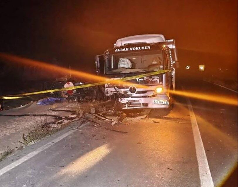 Konya’nın Yalıhüyük ilçesinde meydana gelen trafik kazasında, otomobil ile kamyonun