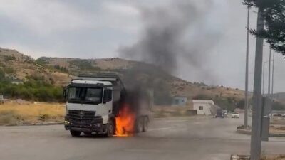 Elazığ’da, Ulukent Mahallesi’nde bir kamyonun alt kısmında çıkan yangına beton