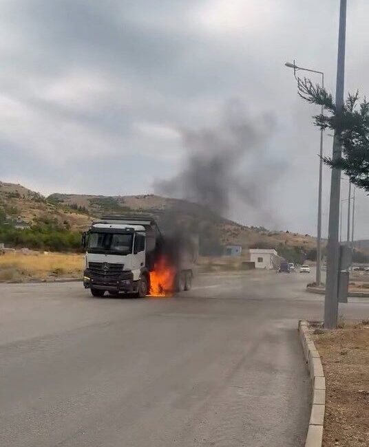 Elazığ’da, Ulukent Mahallesi’nde bir kamyonun alt kısmında çıkan yangına beton