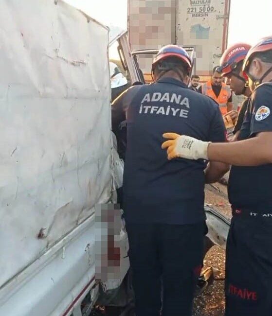 Adana’da meydana gelen trafik kazasında, kamyonetin arkadan çarptığı tırda bulunan
