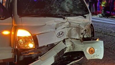 Erdemli ilçesinde meydana gelen trafik kazasında, motosikletle çarpışan kamyonetin 16