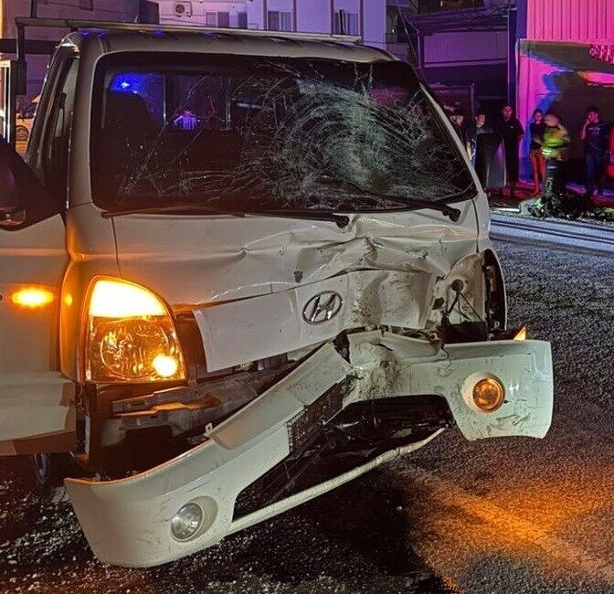 Erdemli ilçesinde meydana gelen trafik kazasında, motosikletle çarpışan kamyonetin 16