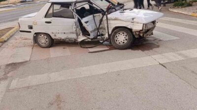 Afyonkarahisar’da meydana gelen trafik kazasında, bir kamyonet ile bir otomobil